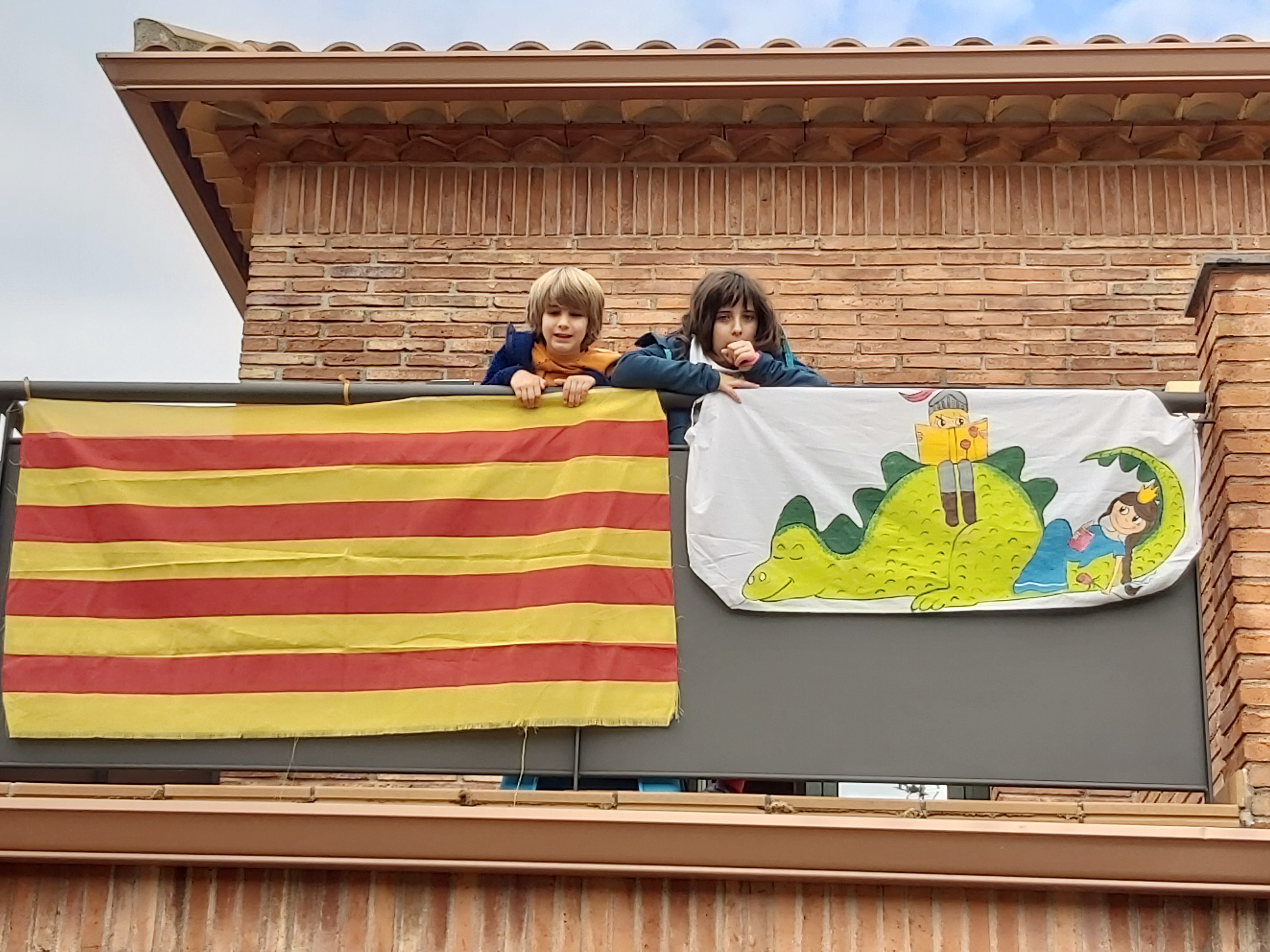 El Pau de 1r i la Jana de 4t han decorat el balcó