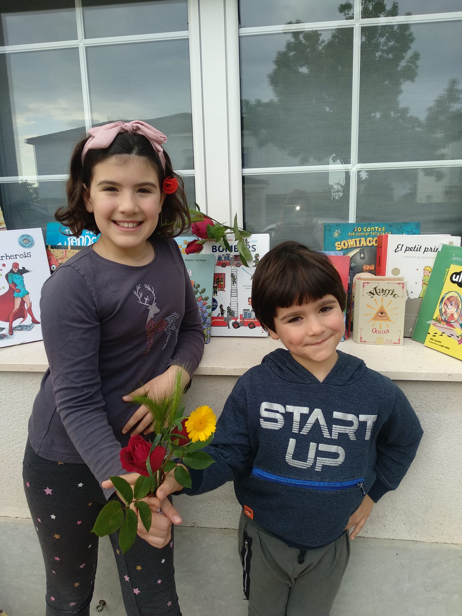 La Judit de 3r i el Gerard de P4 a la seva parada de casa