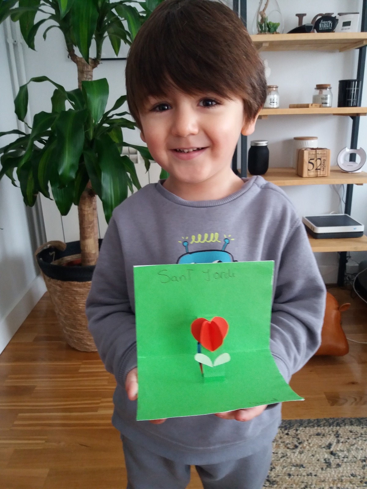 El Daniel de P3 amb la rosa que ha fet