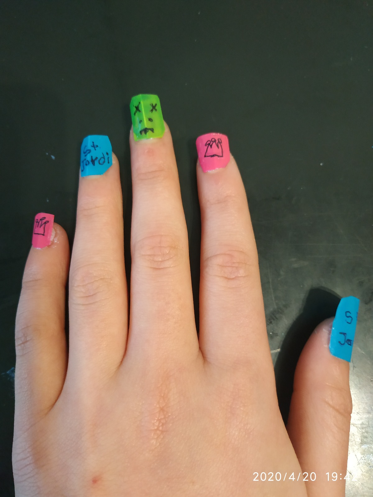 Ungles pintades amb motius de St. Jordi  de la Dafne de 5è