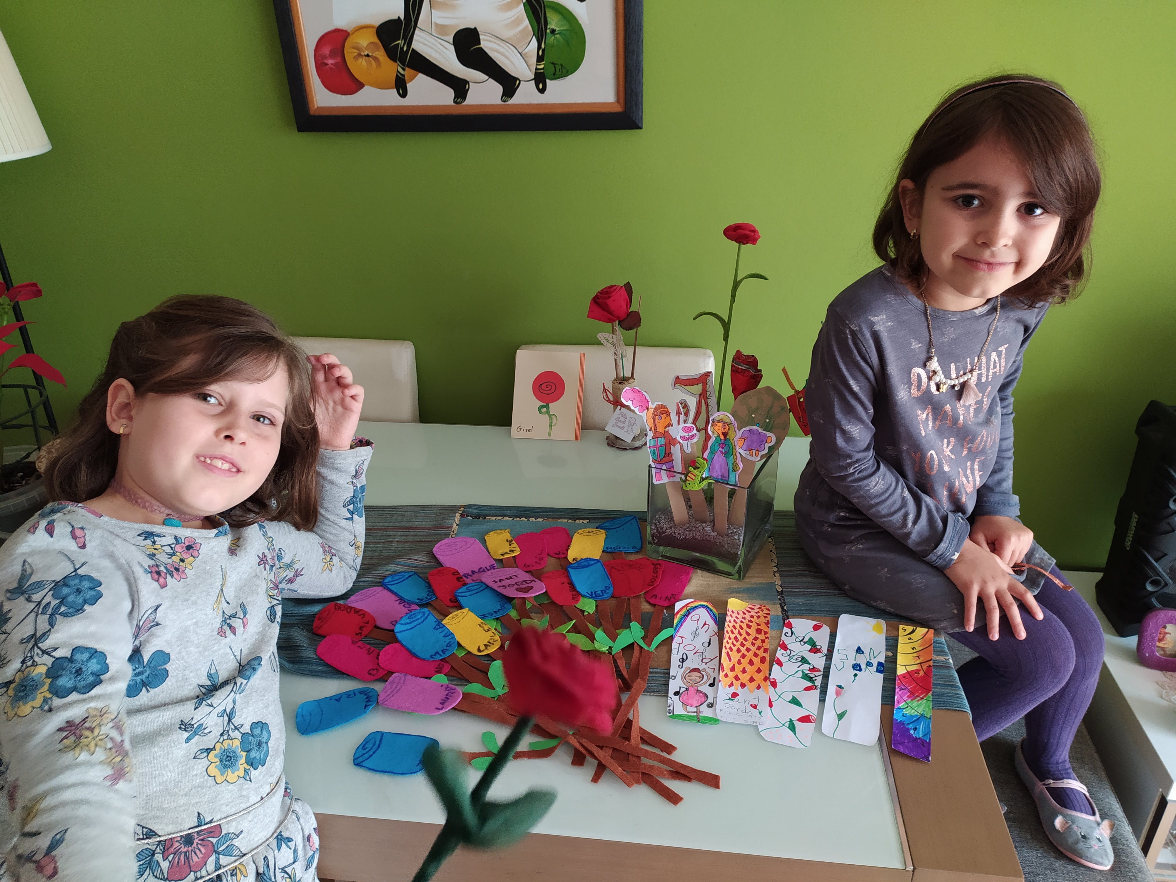 La Gisel de P5 i la Núria de 3r han fet roses, punts de llibre i titelles