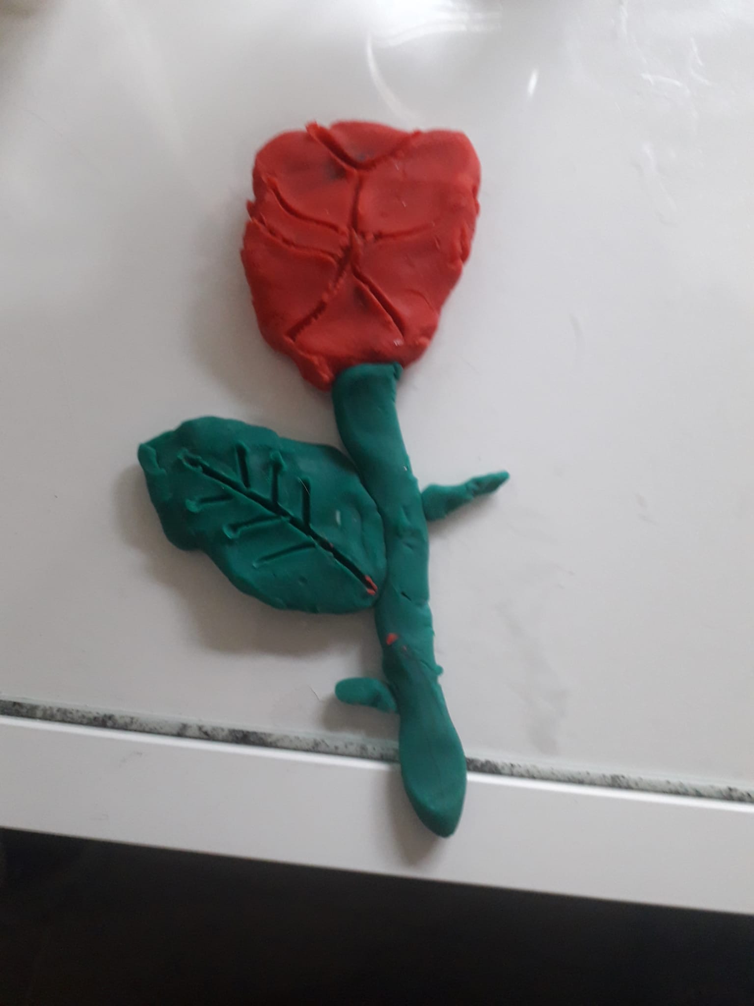 La Sofia de P4 ha fet una rosa en plastilina
