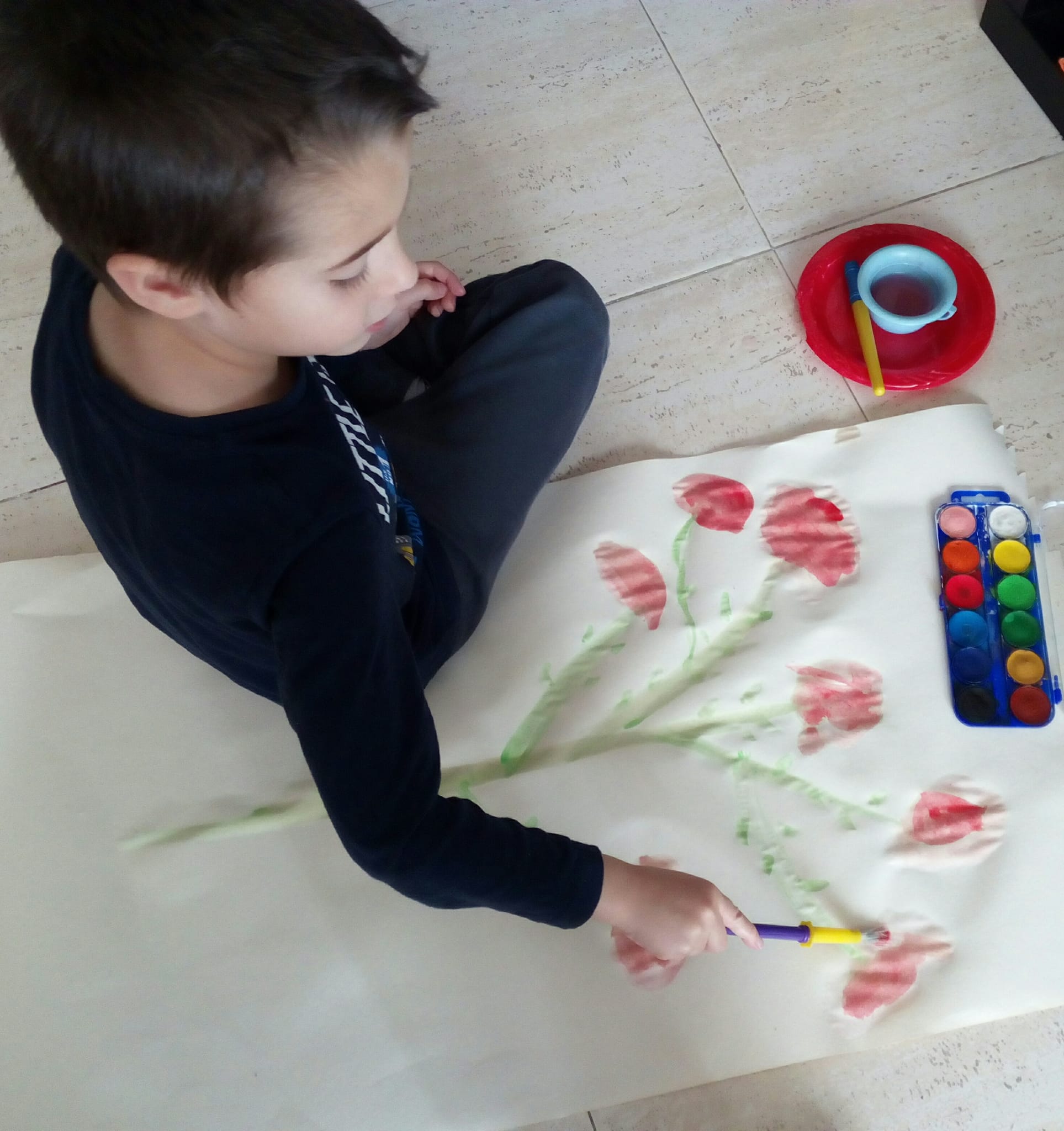 El Víctor de 1r estampant roses