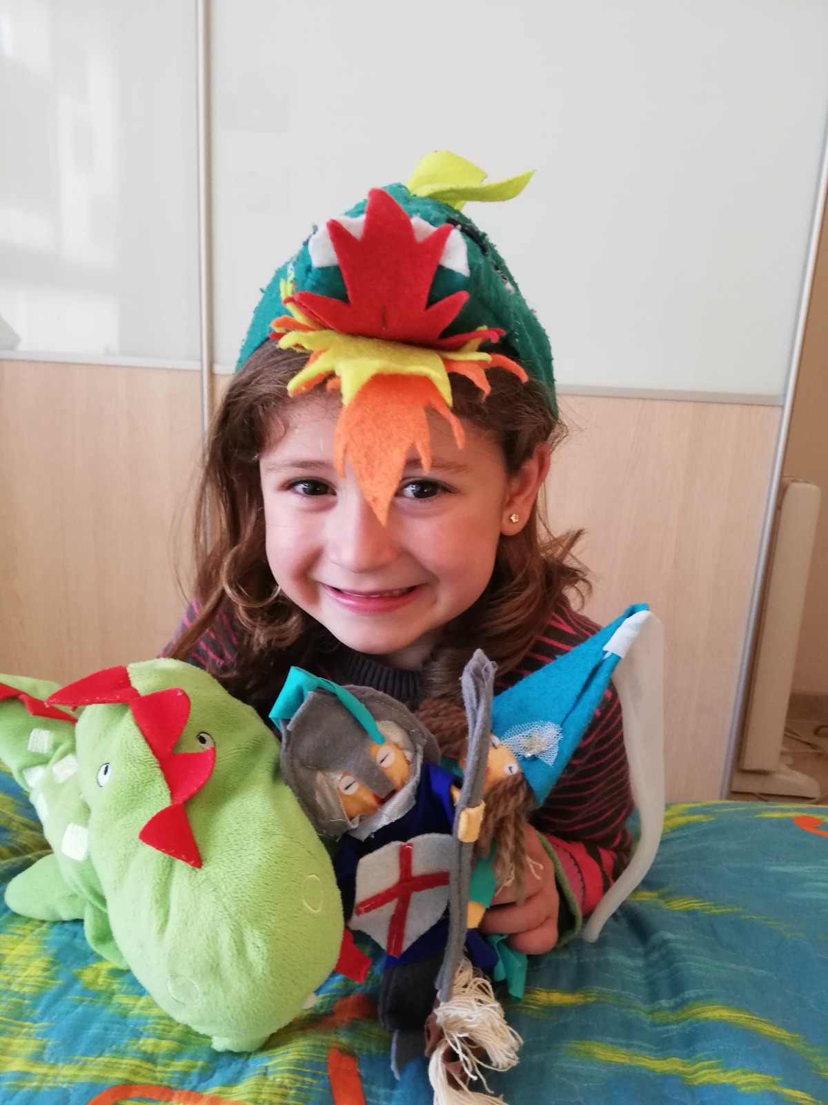 La Núria de P4 amb els titelles de la llegenda