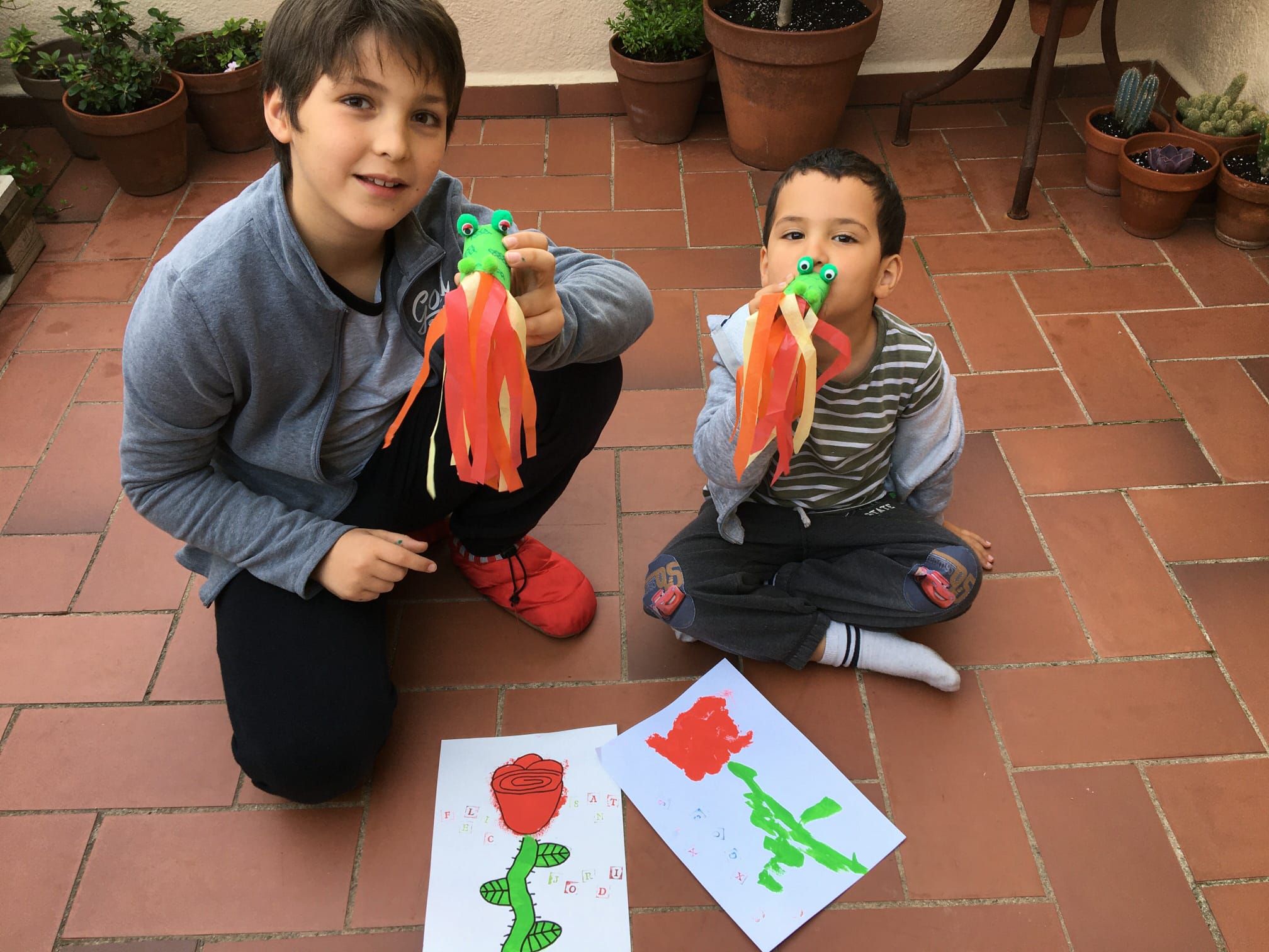 El Jan de 5è i el Nil de P3 ha pintat roses i han fet dracs de paper