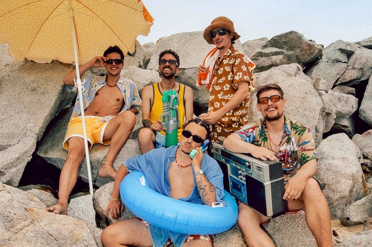 1200_1686848403Stay_Homas_&_The_Tyets_La_platja_by_Marta_Mas_01