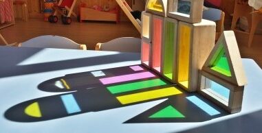 projecció de llum amb blocs de colors tranlúcids