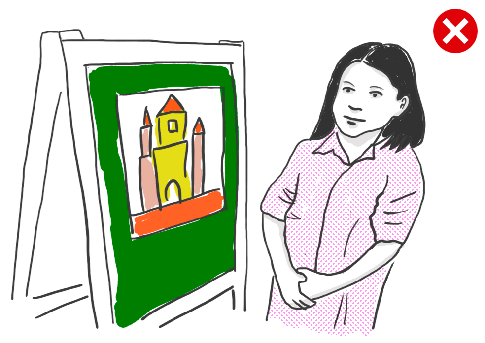 Nena al costat del seu dibuix. Imatge marcada com incorrecte.