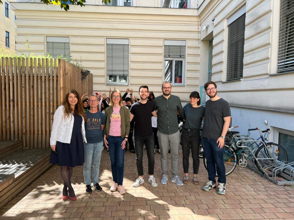 Equip directiu i docents a l'entrada de l'institut