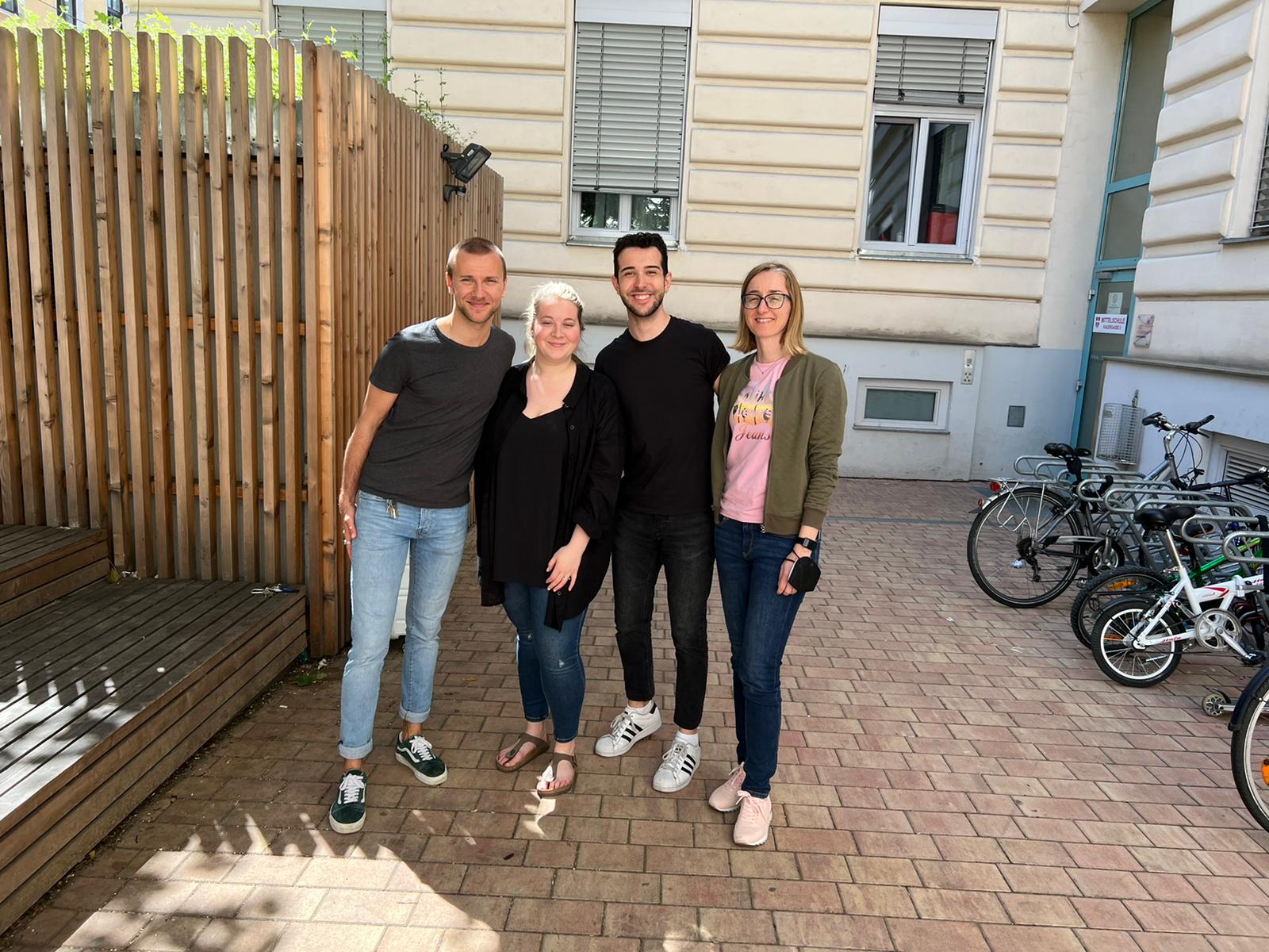 Docents a l'entrada de l'institut