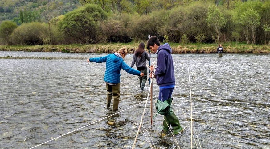 2. taller hidrobiologia al riu NOguera de Tor que creua Barruera