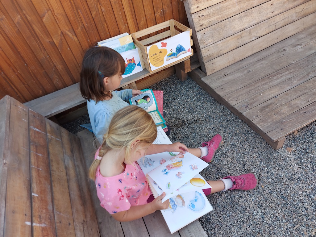 A fora també llegim...