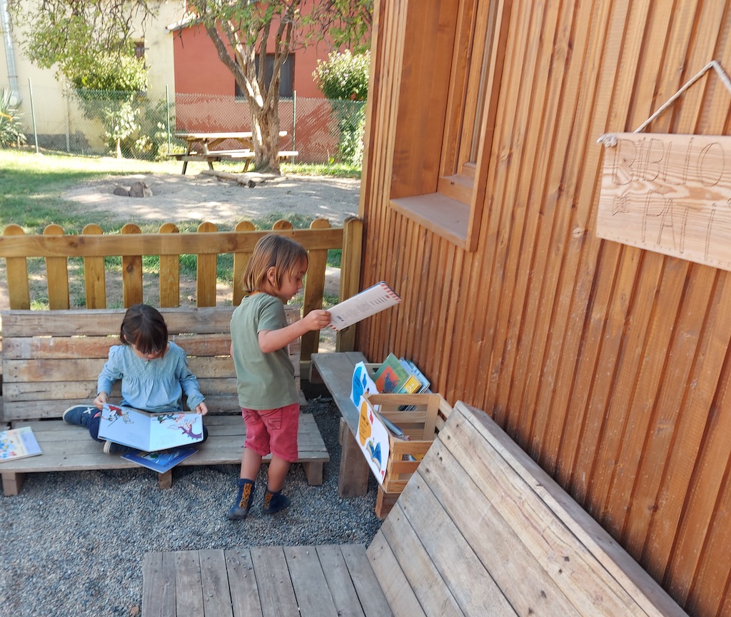 A fora també llegim...