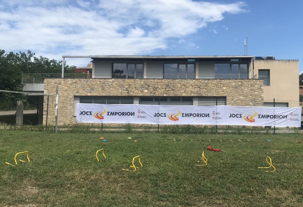 Material preparat per fer atletisme i cartell dels jocs emporion