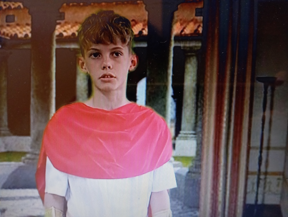 EN QUÈ ENS ASSEMBLEM I EN QUÈ ENS DIFERENCIEM A LA SOCIETAT ROMANA ANTIGA