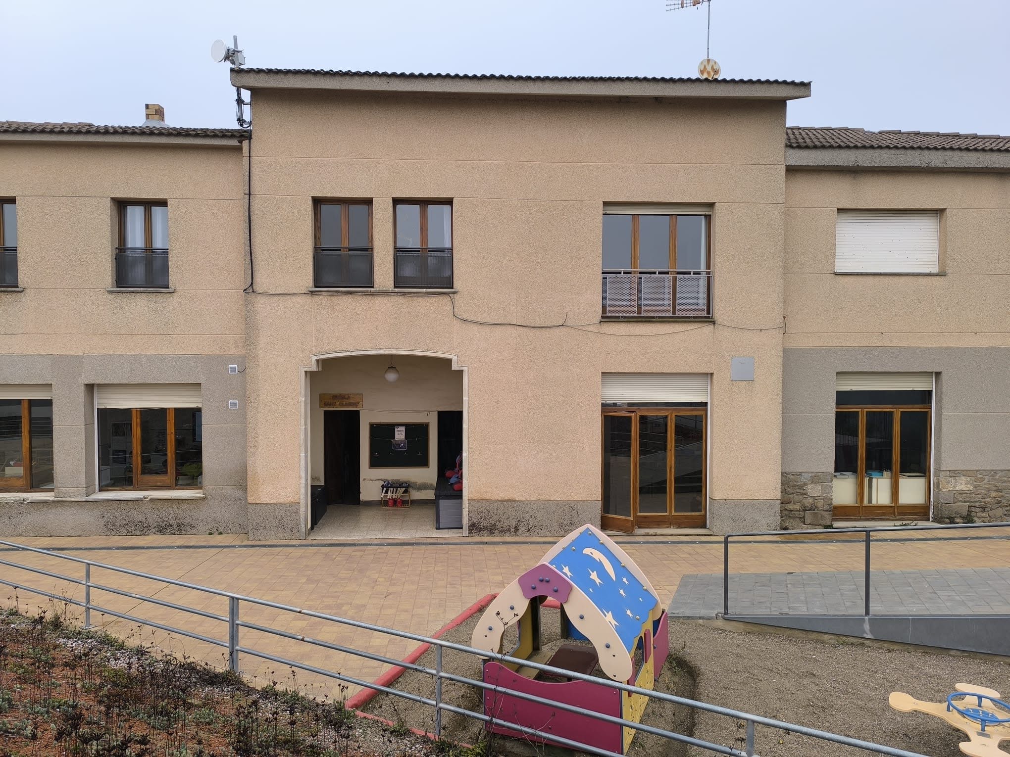 foto escola edifici 2 (1)