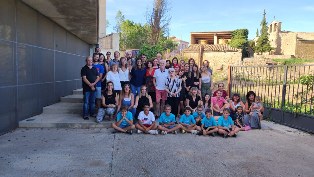 Foto de grup amb el Ramon acompanyat per les famílies, els companys de professió i alumnes i exalumnes.