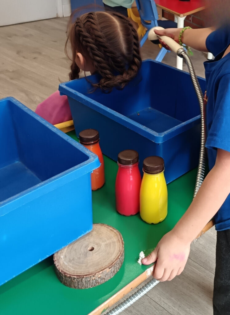 Infants jugant a perruqueria