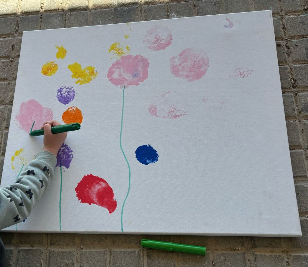 es veu una ma fent un taller floral